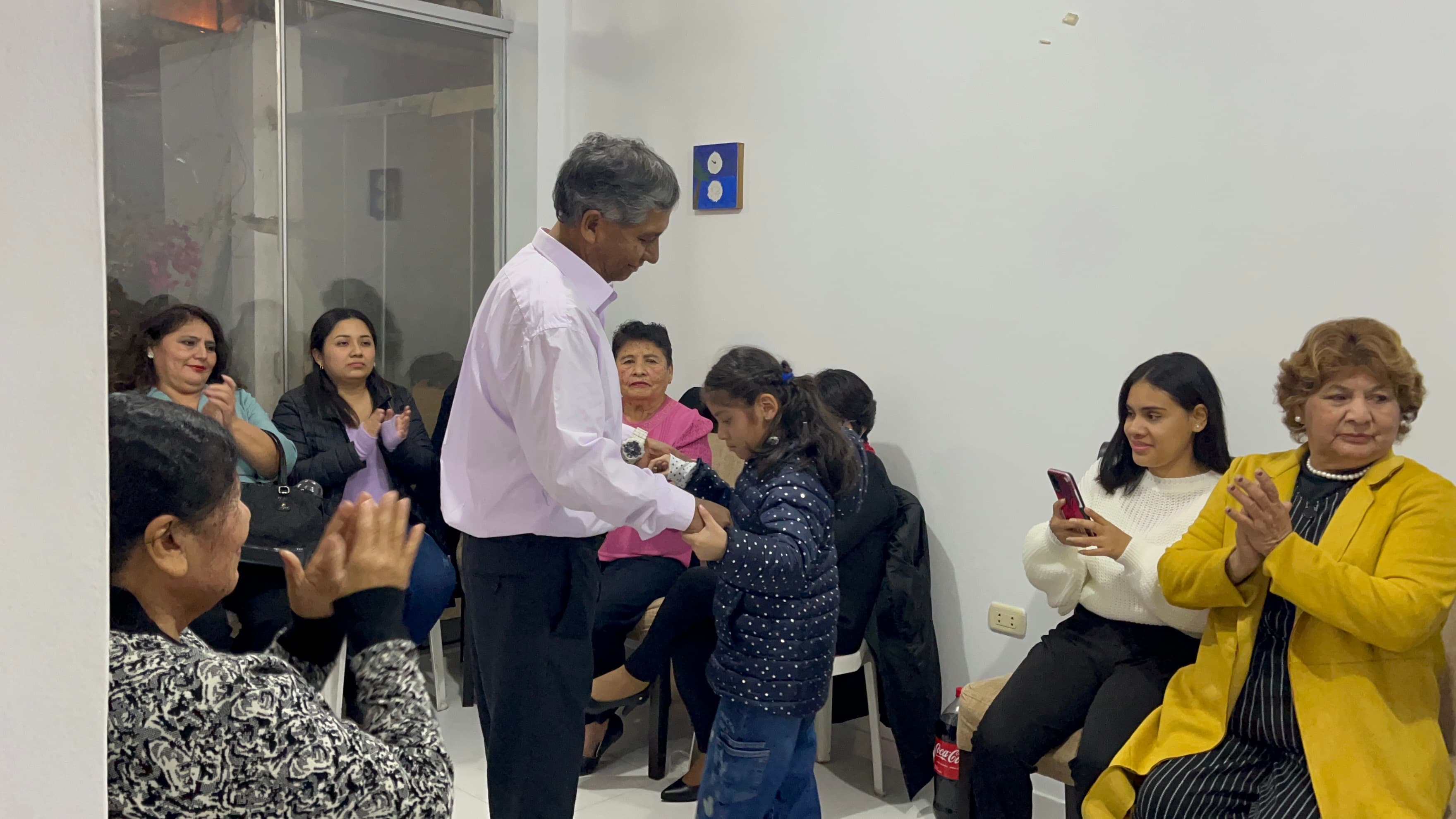 Compartiendo con los niños en la fiesta