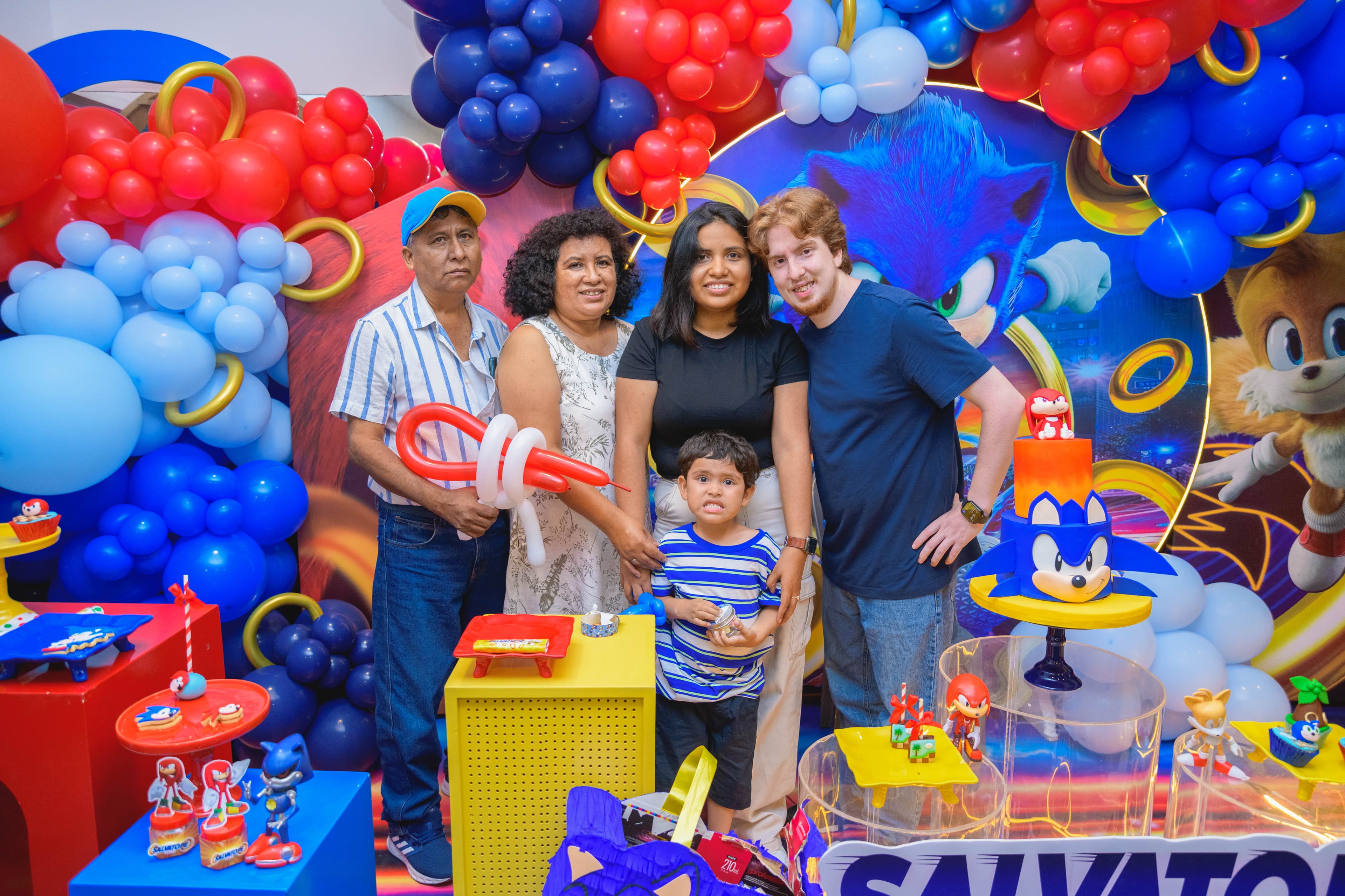 En el cumpleaños con temática Sonic de su nieto