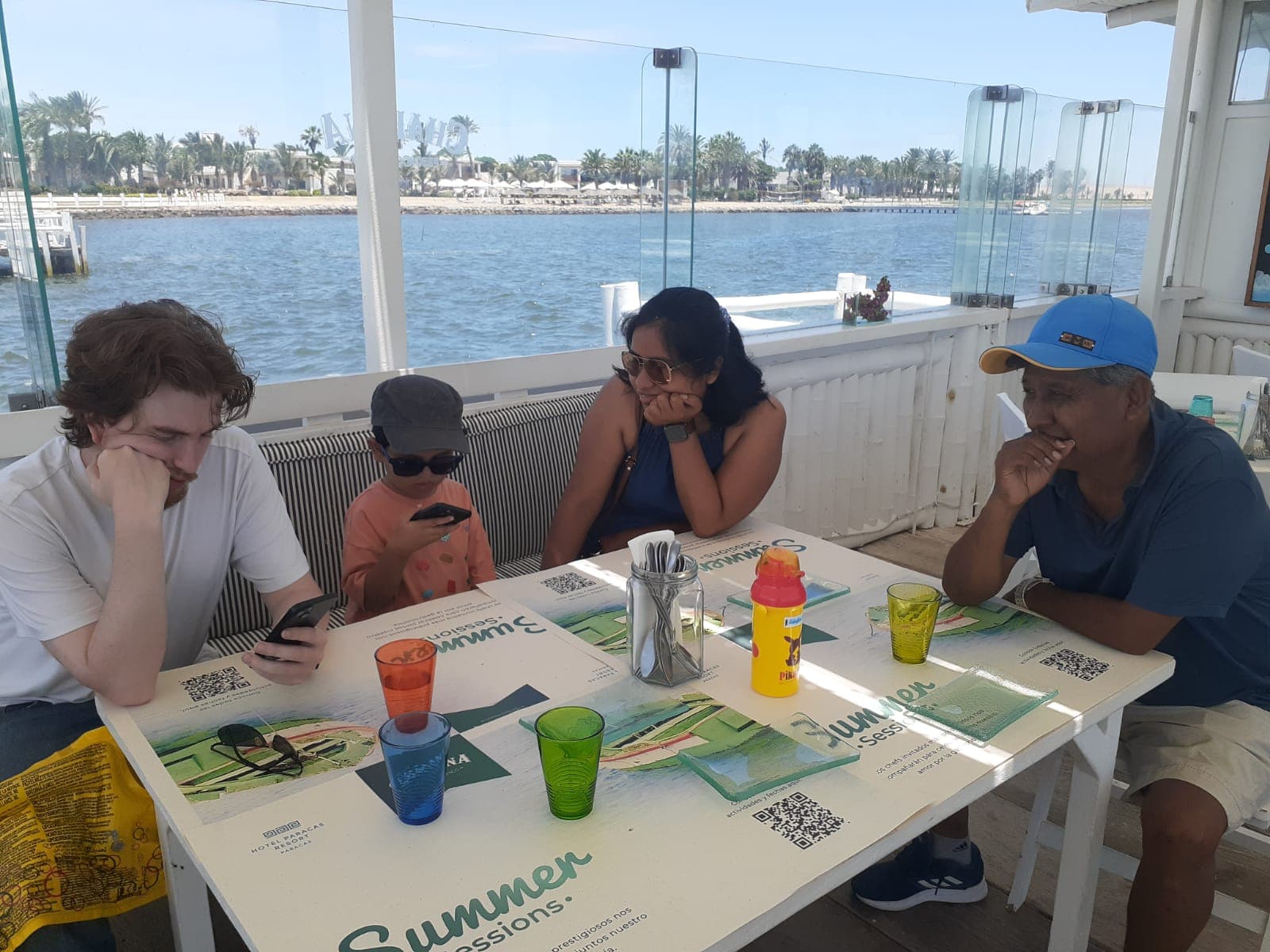 Almuerzo junto al mar con la familia