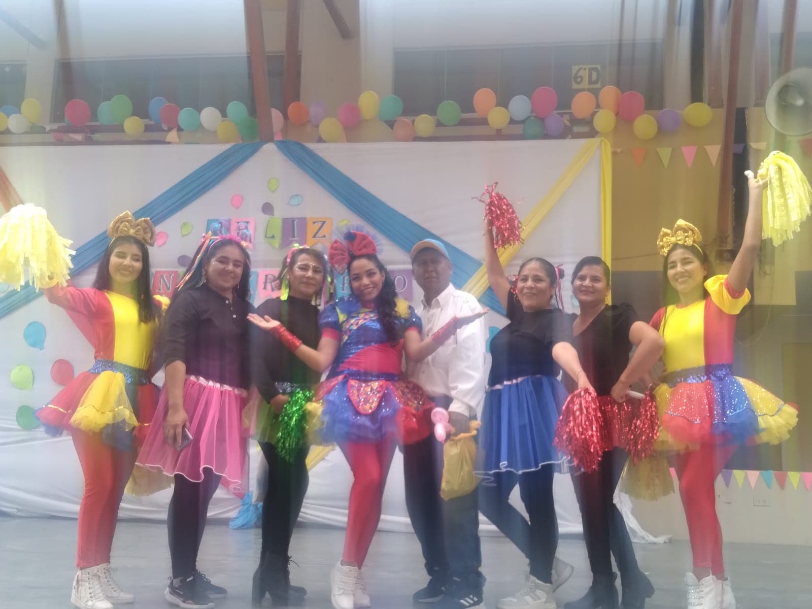 Compartiendo con bailarinas en una fiesta