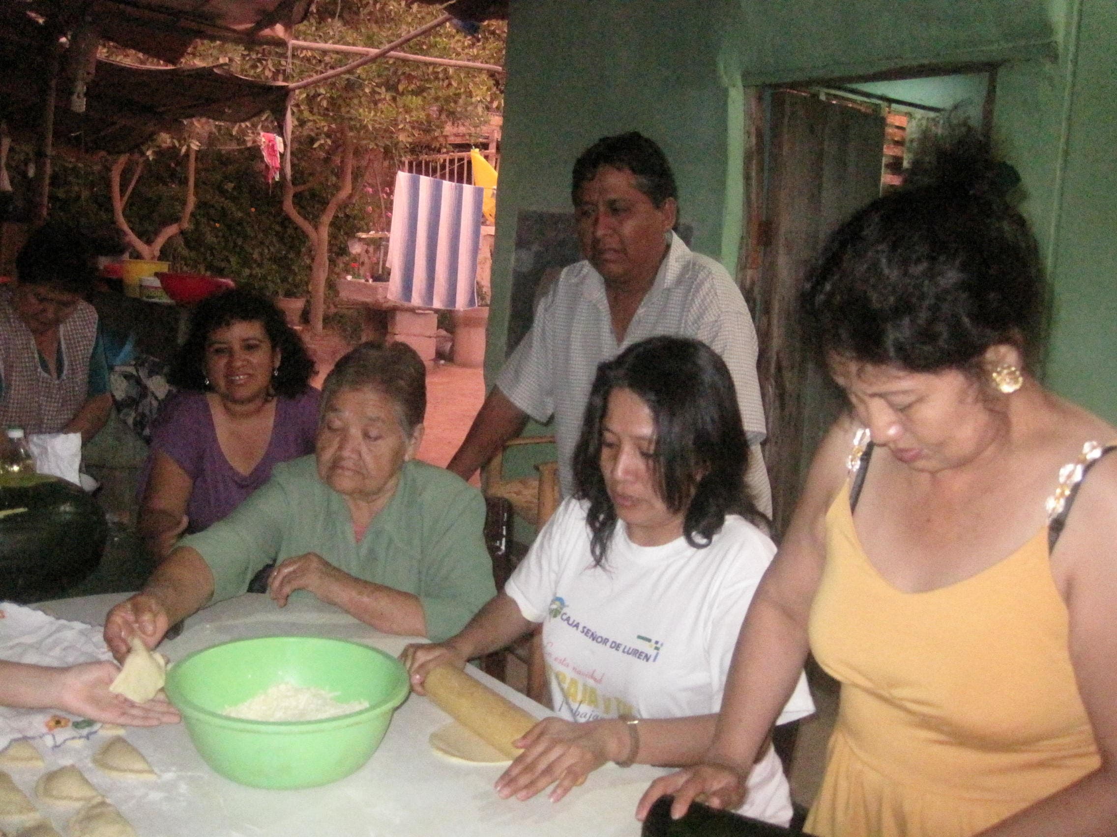 Preparando tamales en familia
