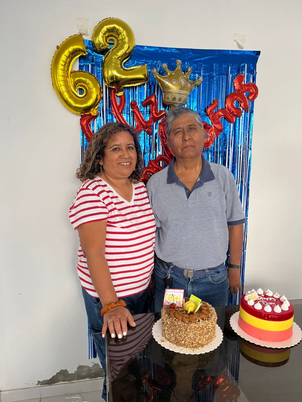Celebrando sus 62 años con su esposa