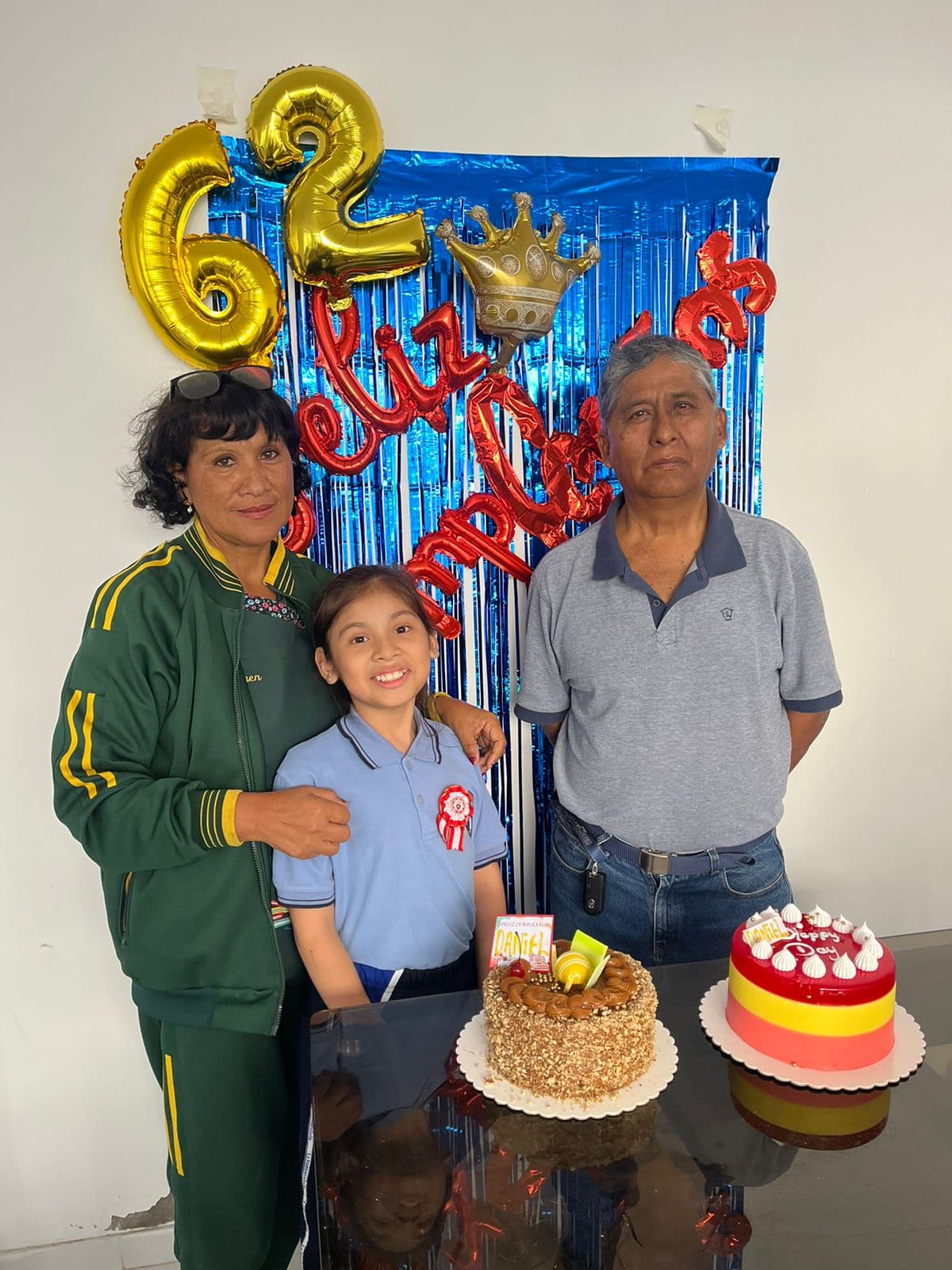 Celebrando sus 62 años con su cuñada y su sobrina