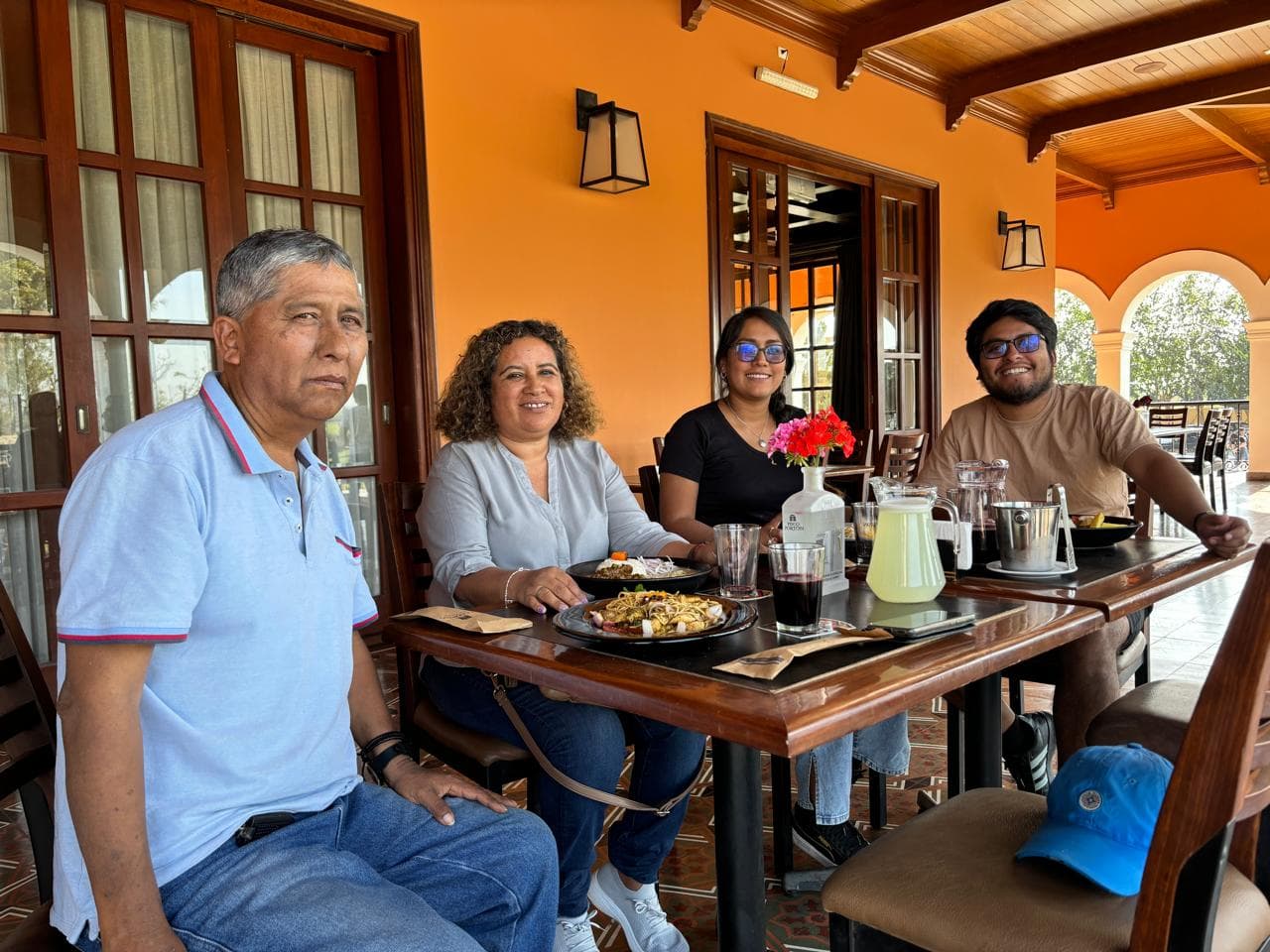 Almuerzo en un restaurante con la familia
