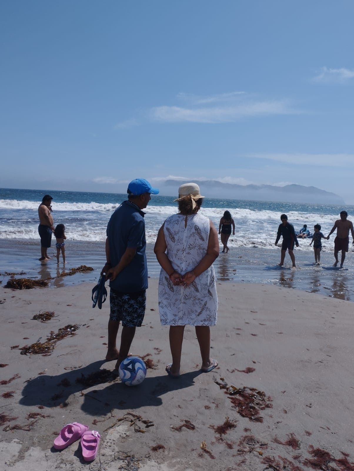 En la playa con su esposa
