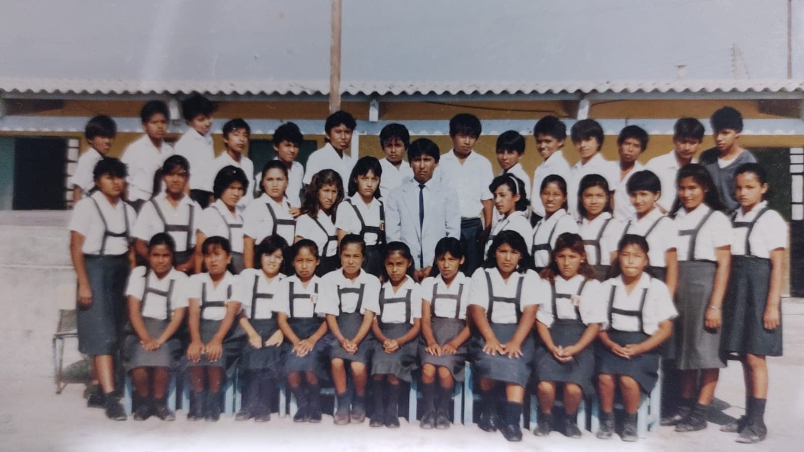 Con sus alumnos, foto de promoción