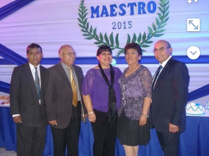 En un evento por el Día del Maestro, 2015