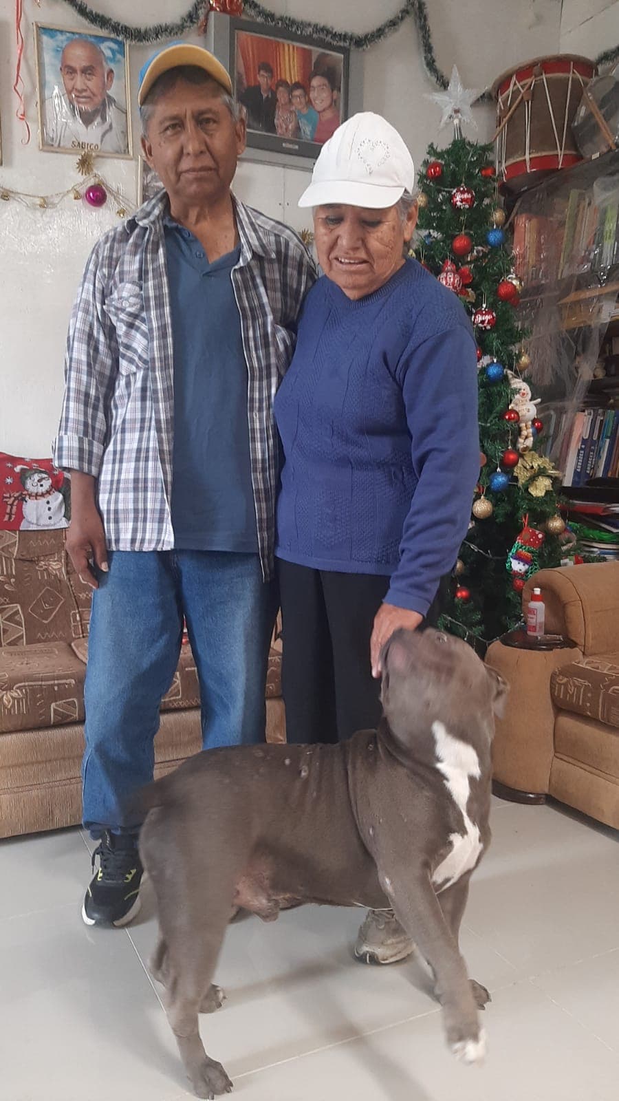Con su tía y su mascota en Navidad