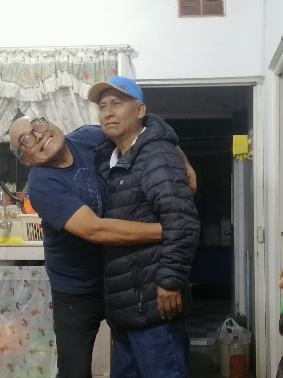 Con su hermano