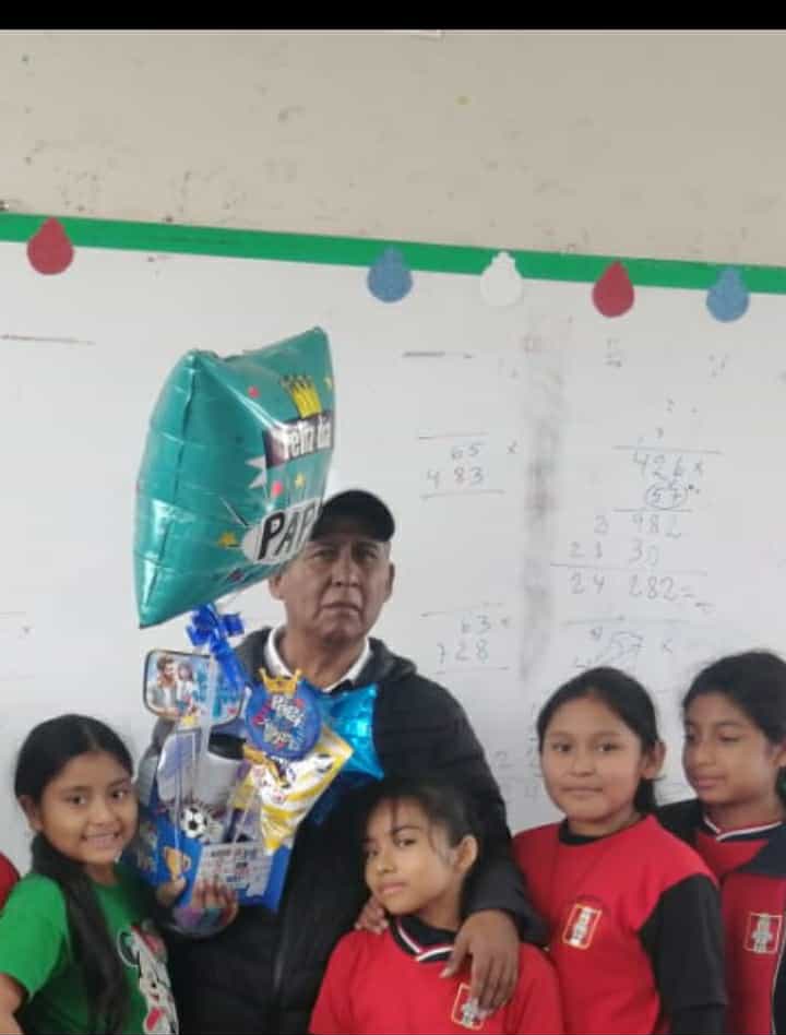Compartiendo con sus alumnos en el colegio