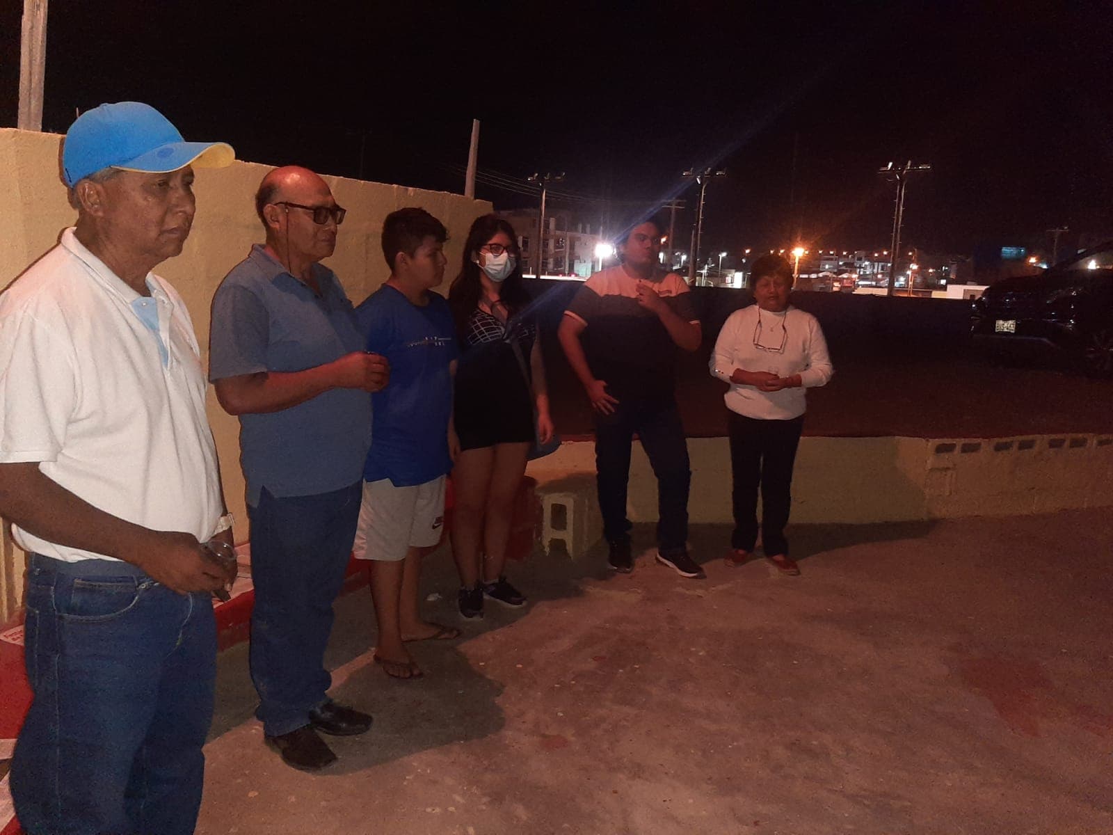 Reunión nocturna en familia