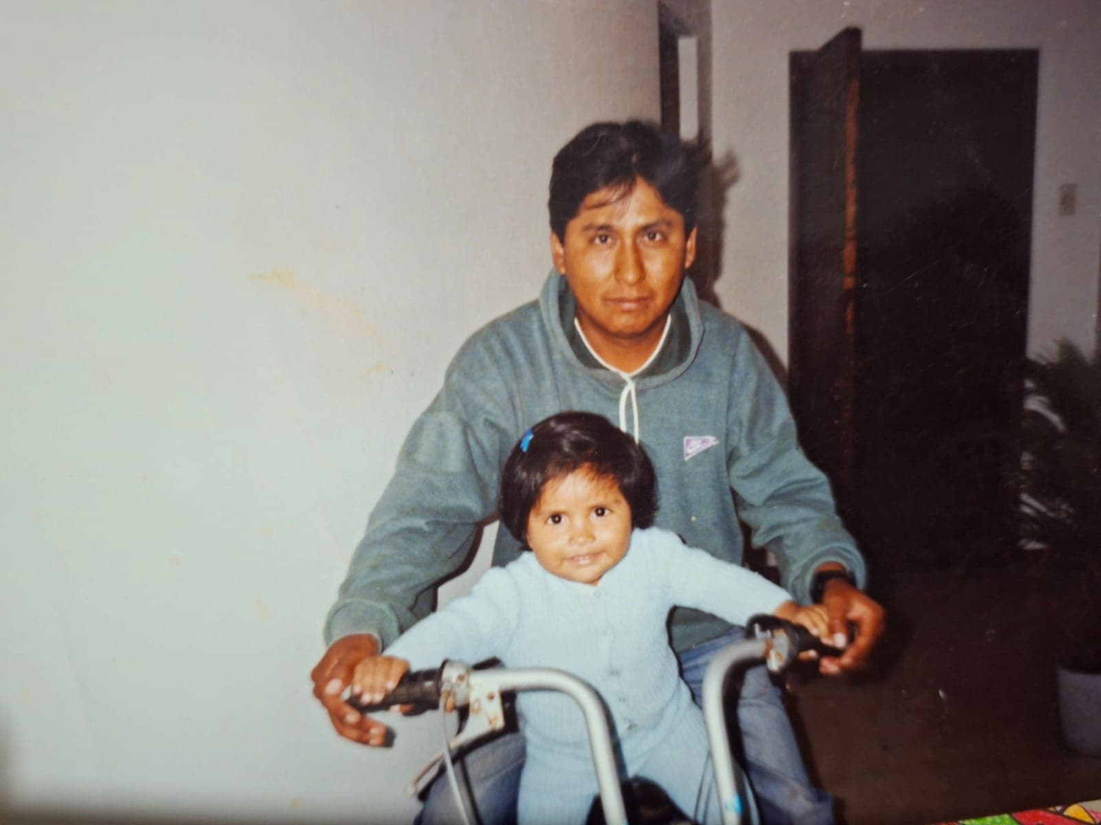 En la moto con su hija