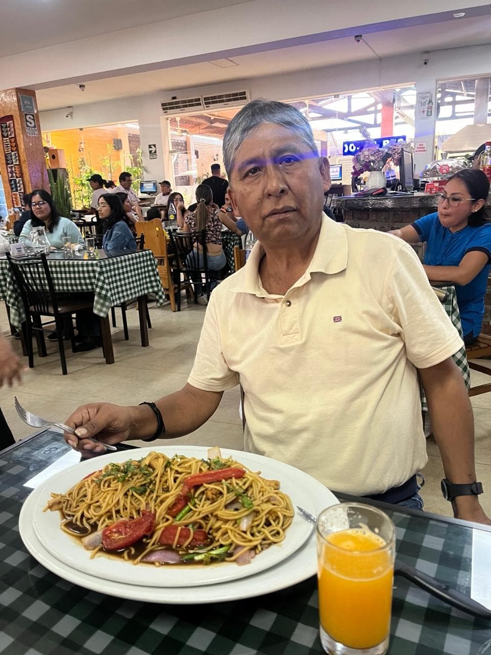 Almorzando en el centro comercial