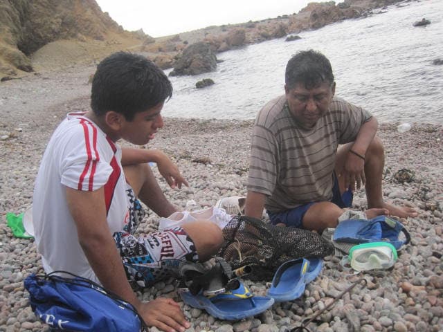En la playa con su hijo