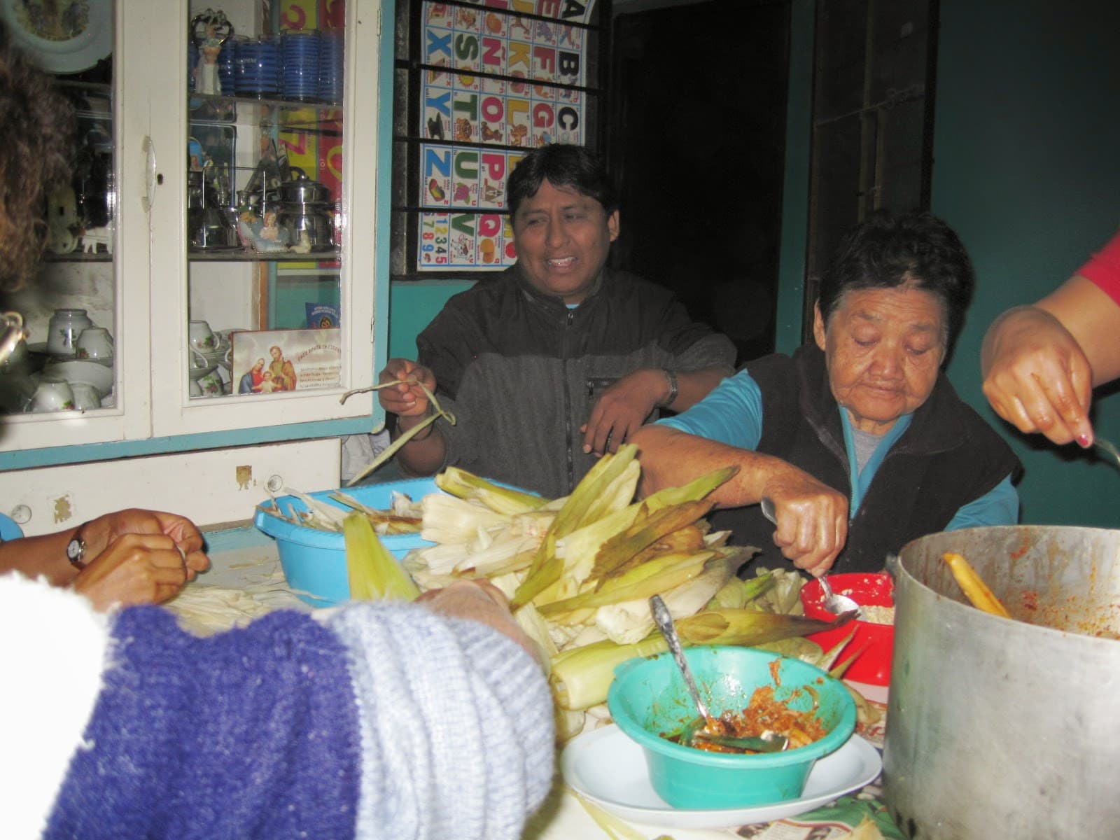 Preparando tamales con mamacita