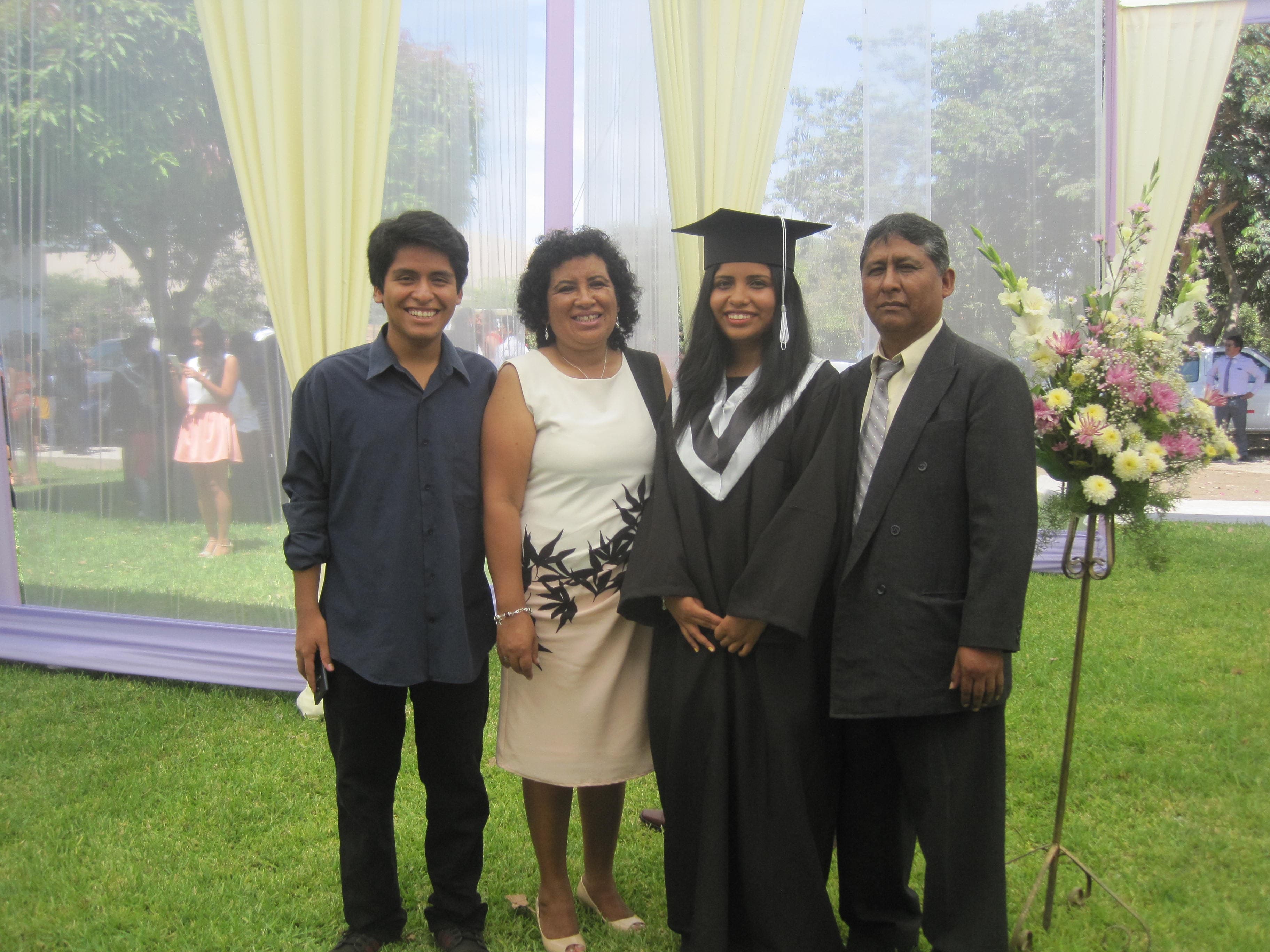 En la graduación de su hija