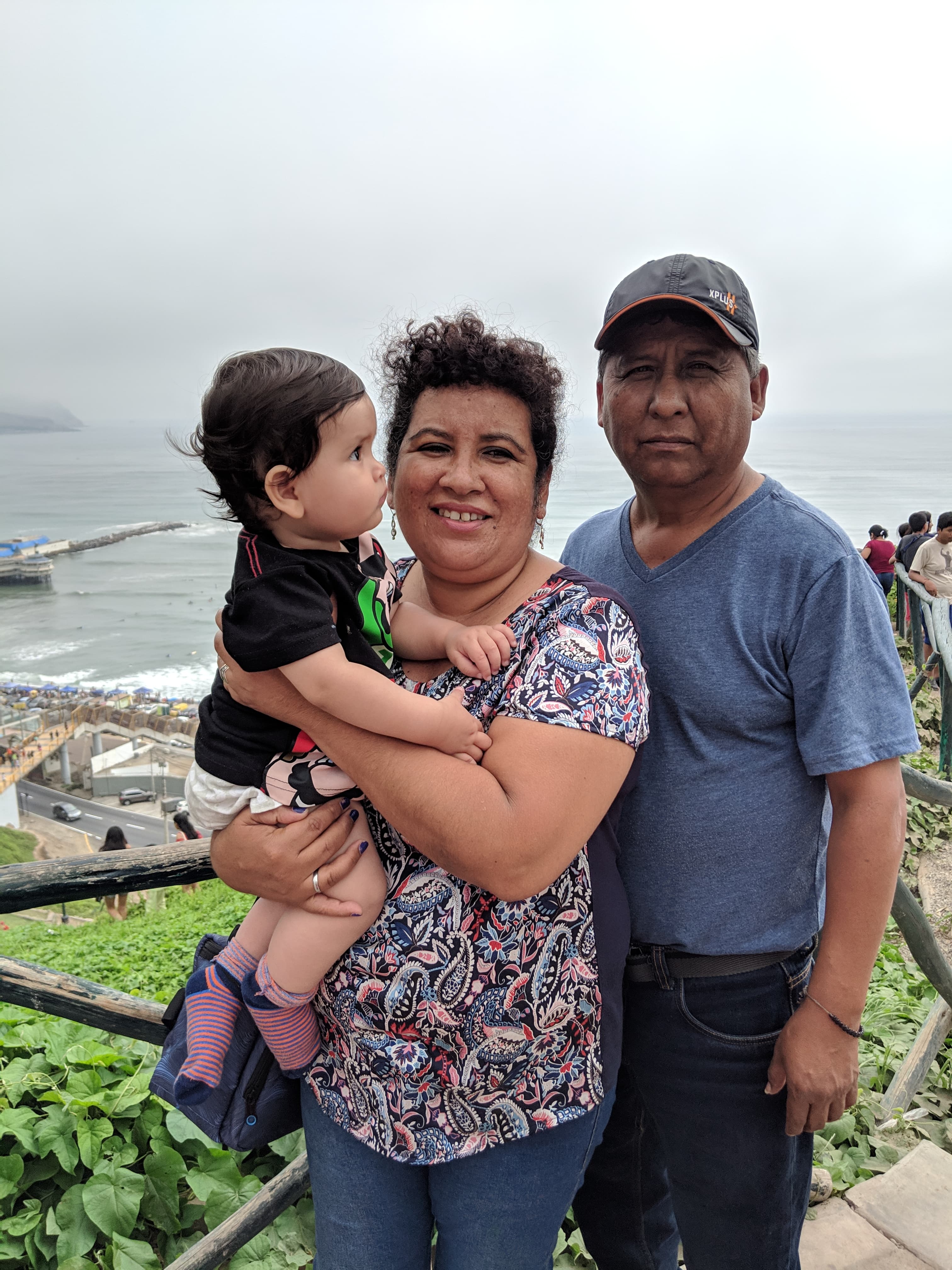 Con su esposa y su nieto en el malecón
