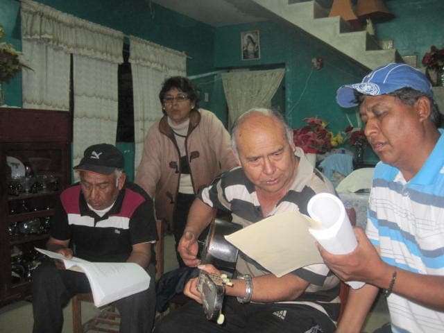 Practicando con su papá y sus tíos una canción