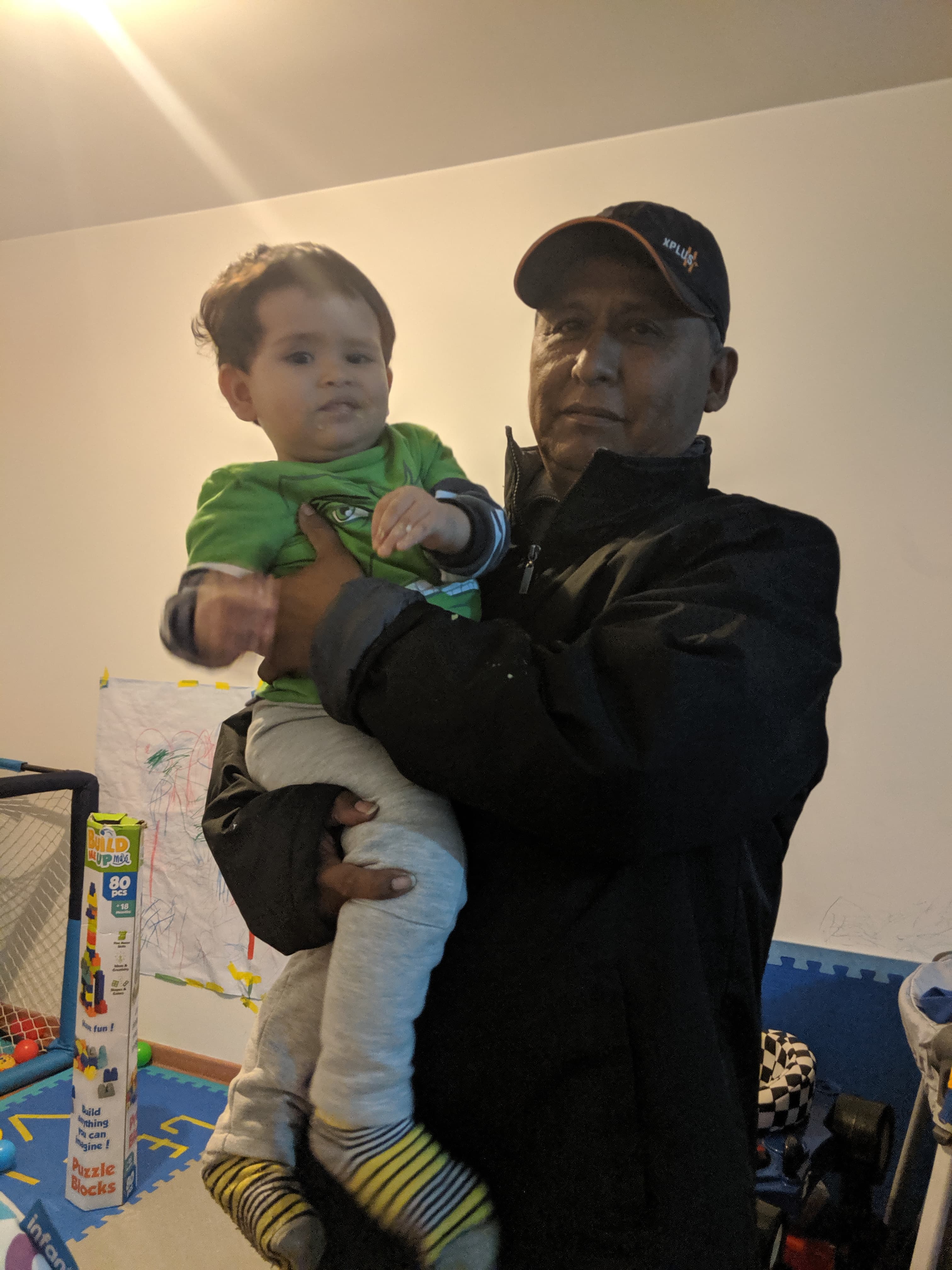 Cargando a su nieto