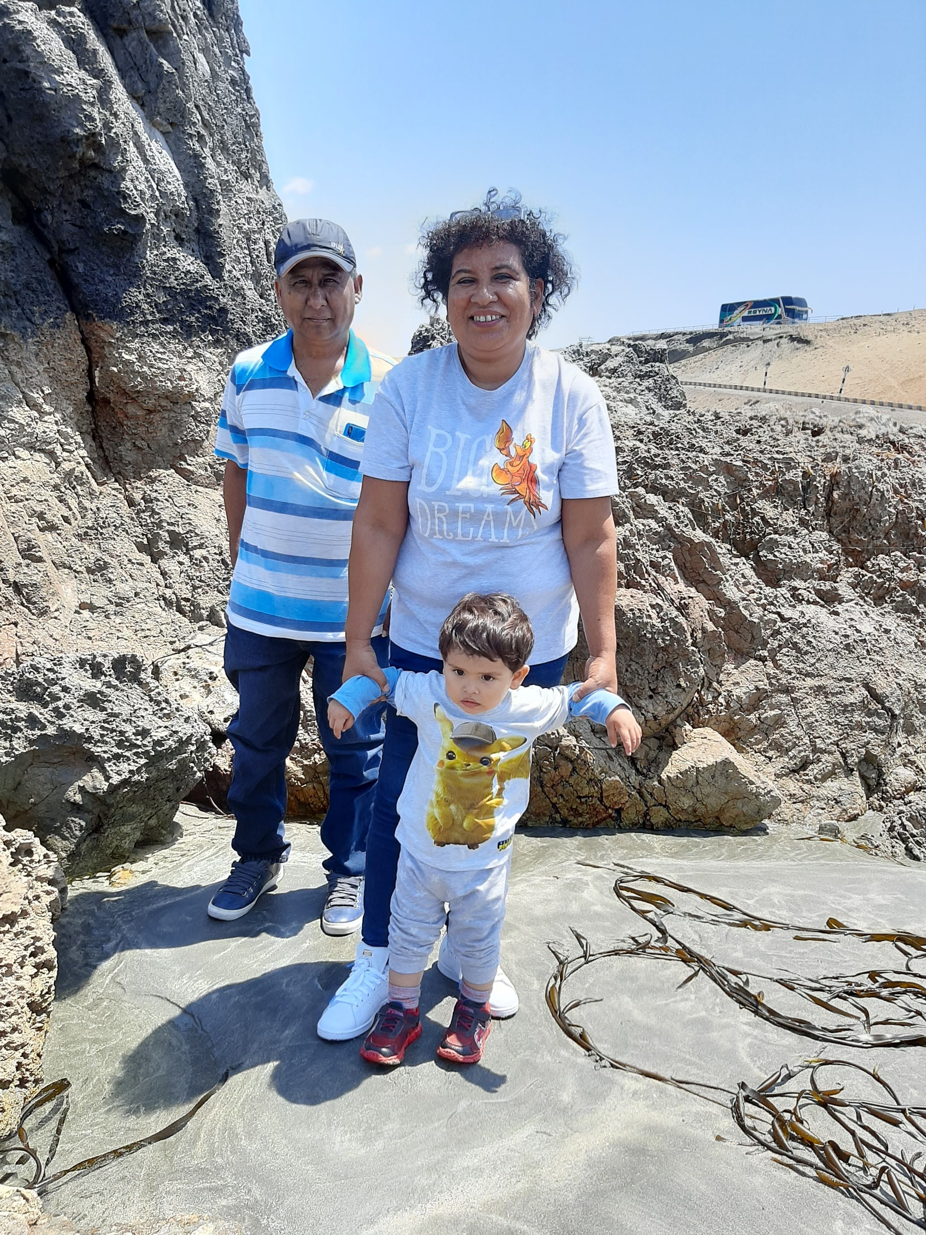 Con su esposa y su nieto en la playa