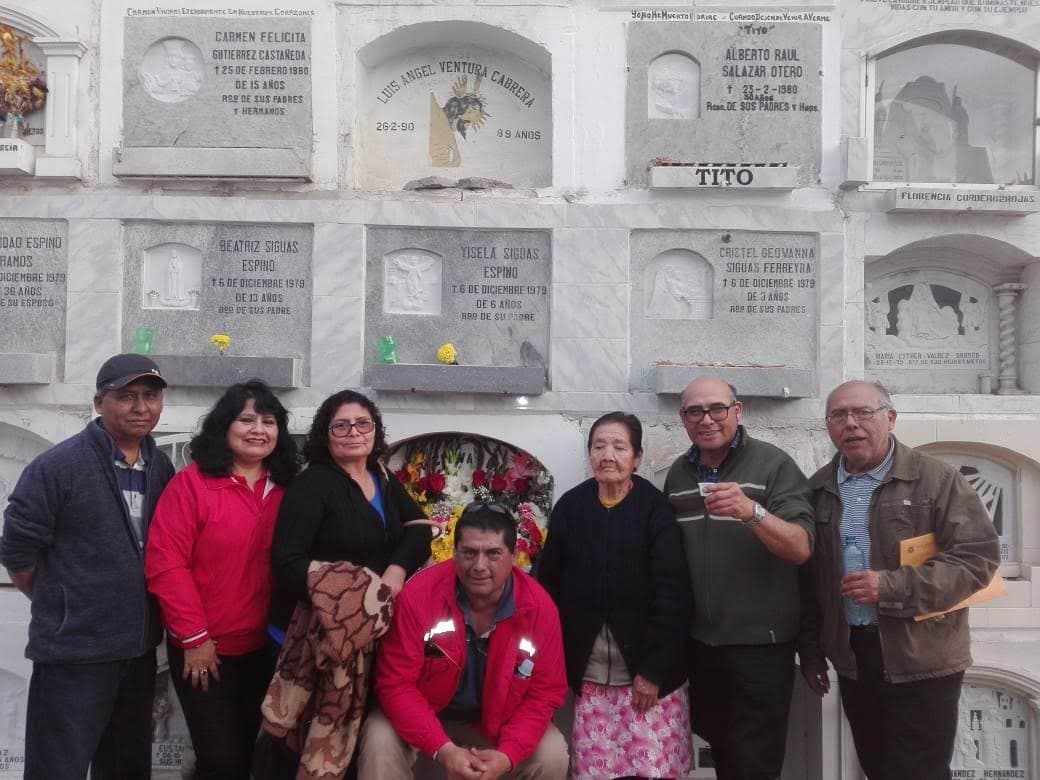 Visita al cementerio en familia