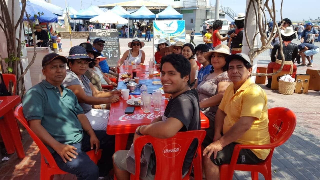 Almuerzo en familia junto al mar