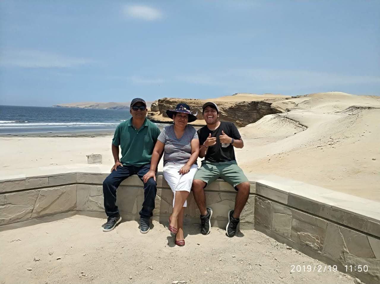 Con su esposa y su hijo en la playa