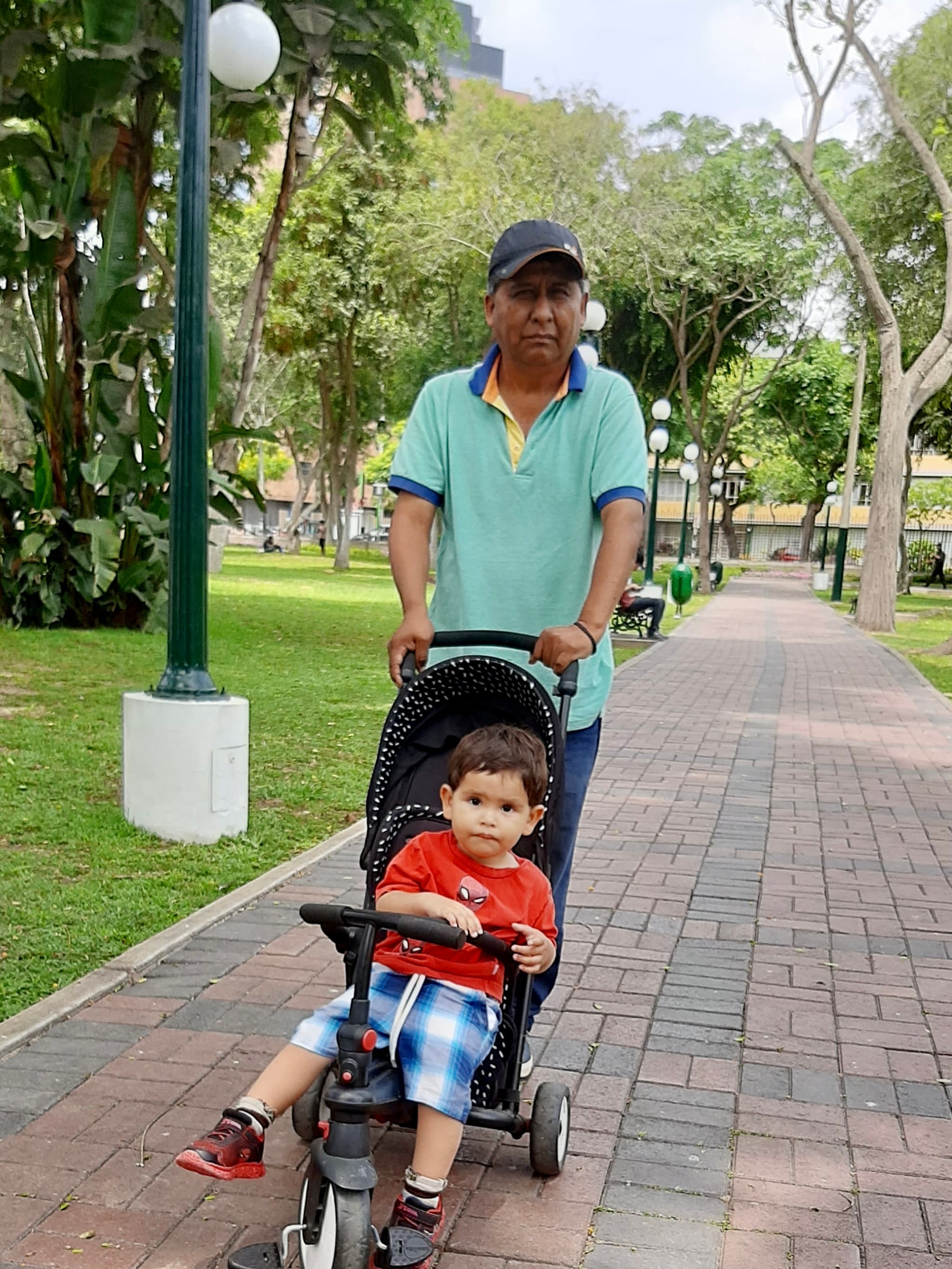 Paseando a su nieto en el parque