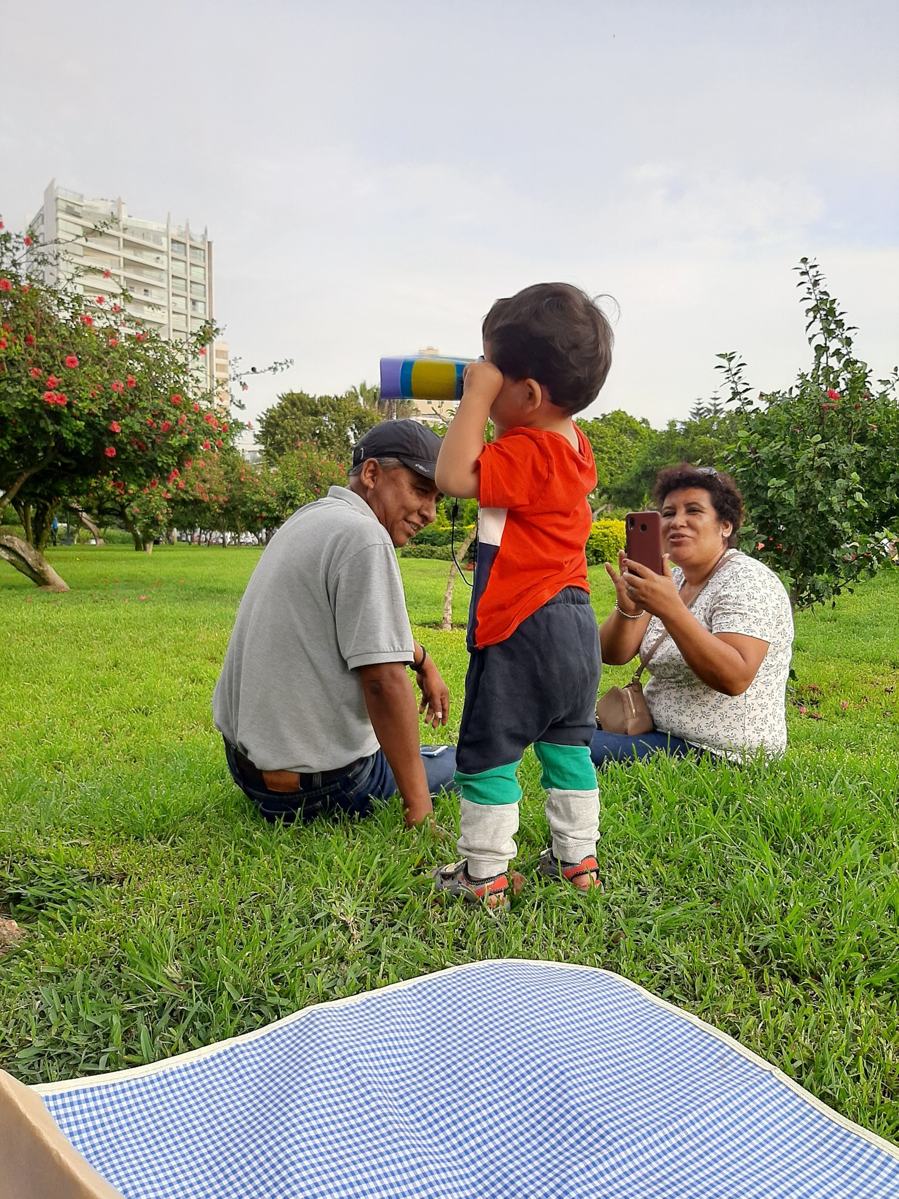 En el parque con su esposa y su nieto
