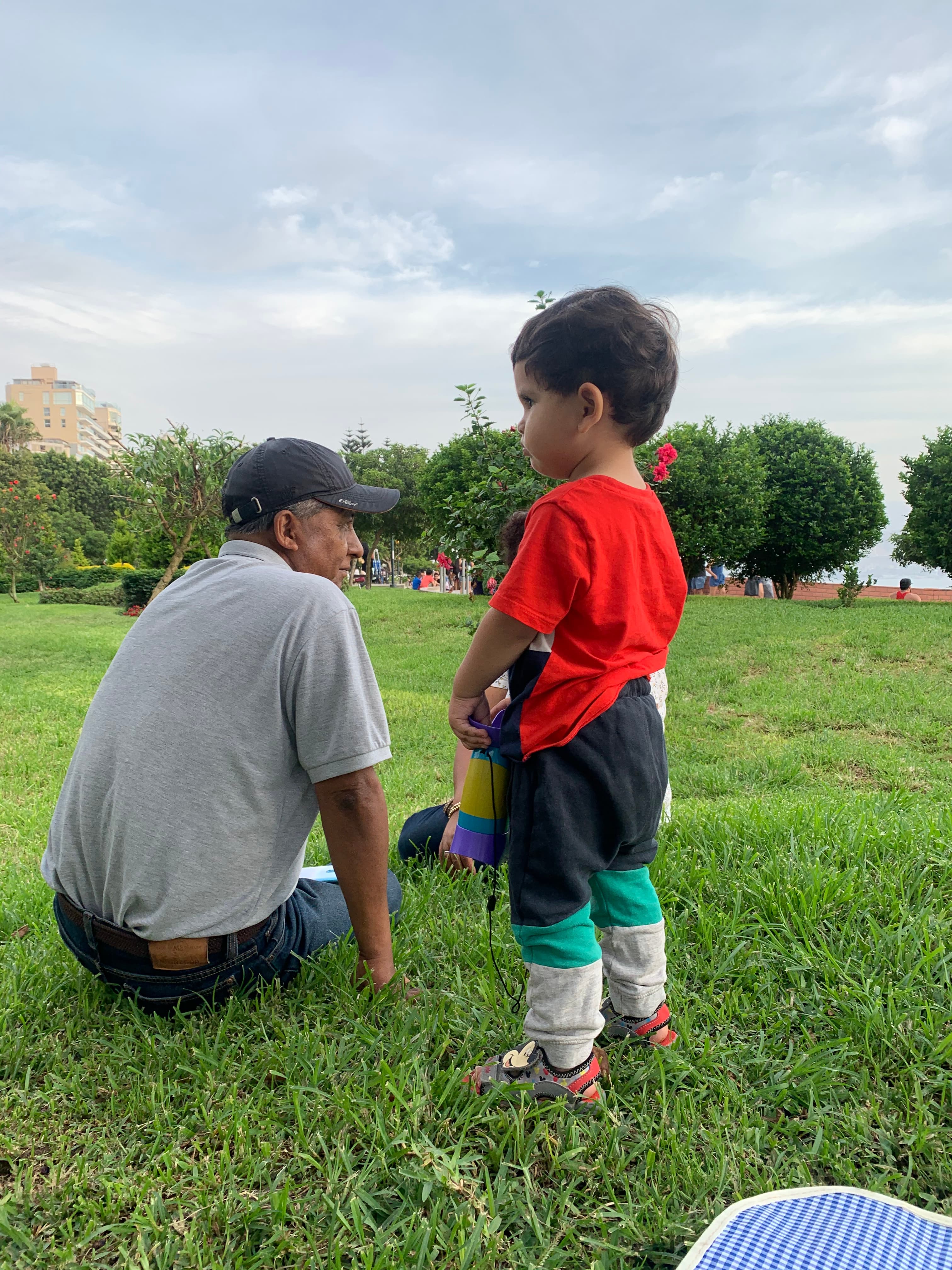 Con su nieto en el parque