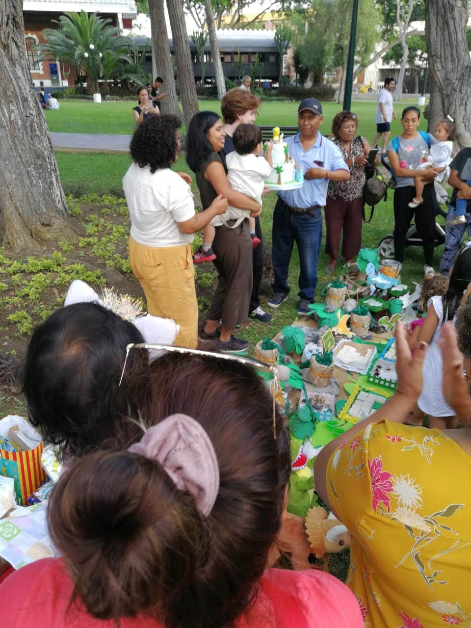 Celebrando el cumpleaños de su nieto en el parque