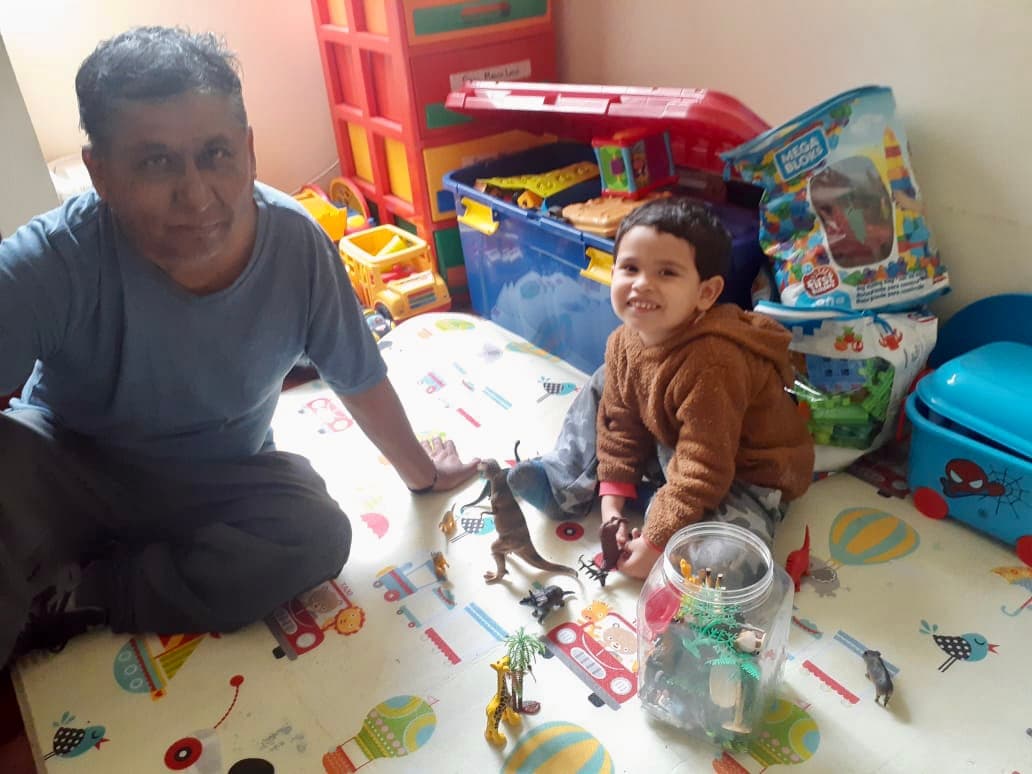 Jugando con su nieto