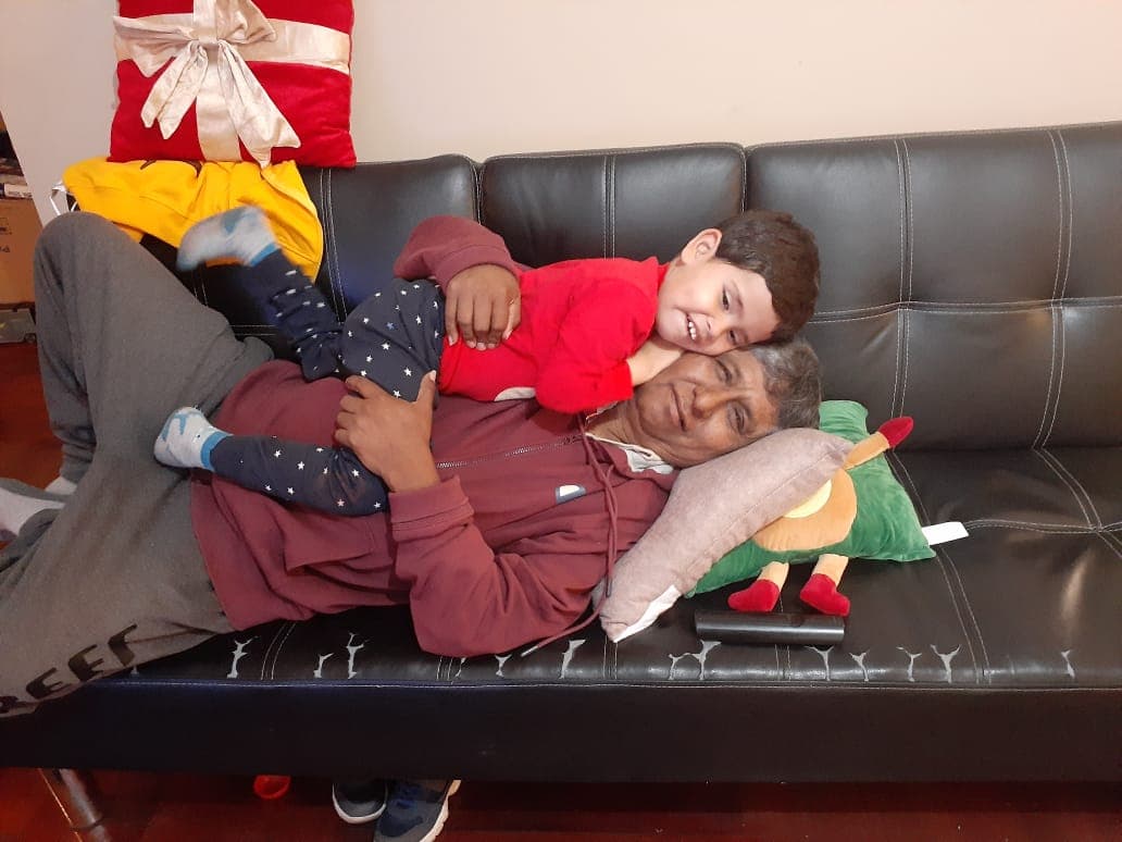 Con su nieto en el sofá