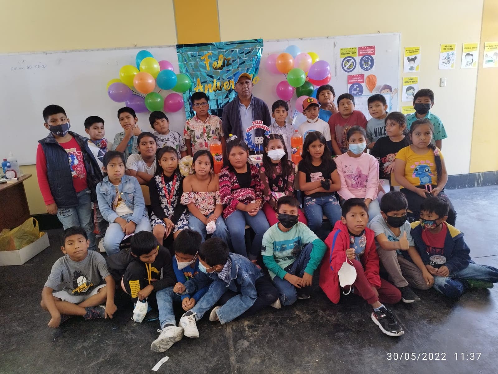 Con sus alumnos en el colegio