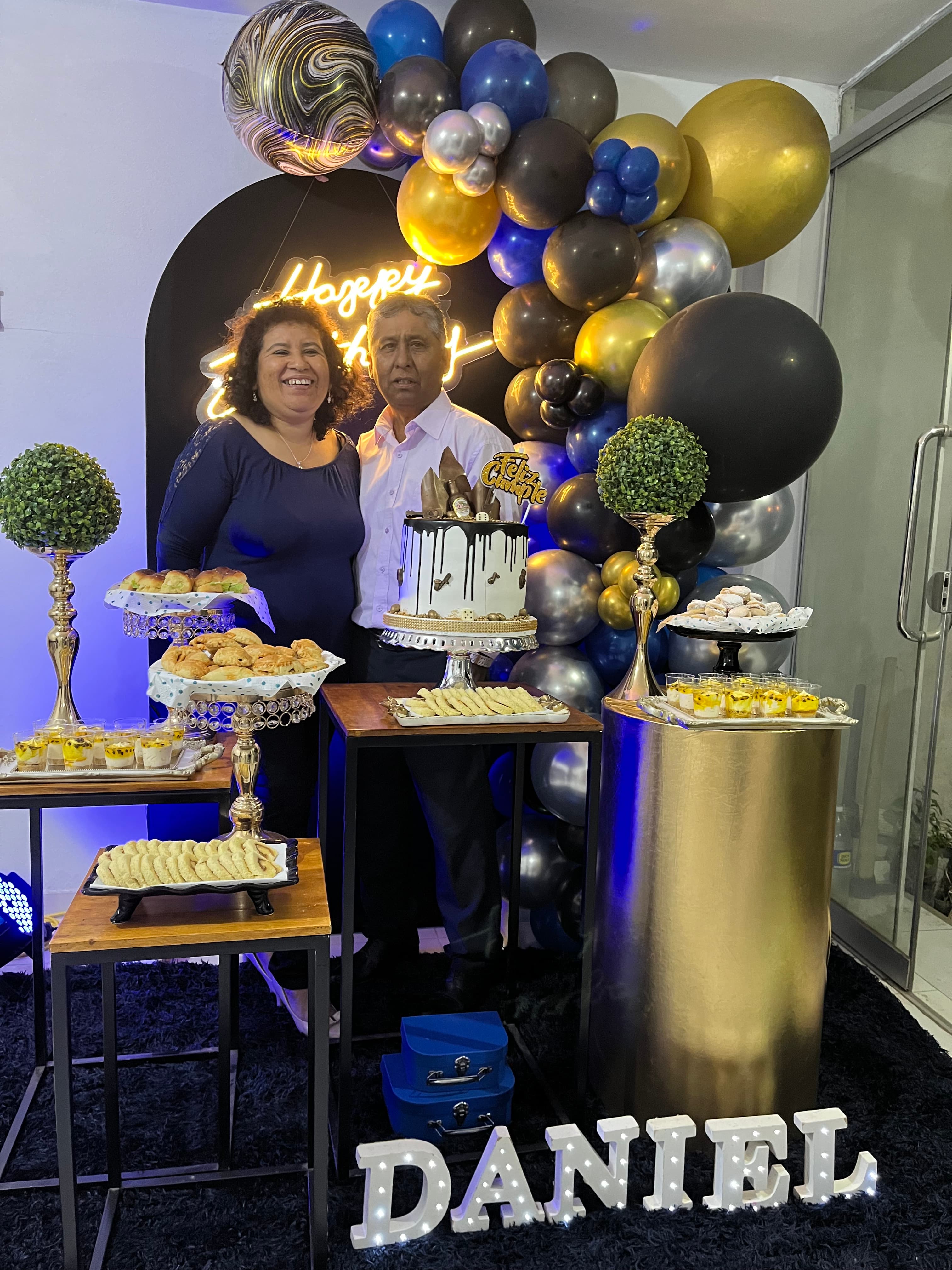 En su cumpleaños con su esposa