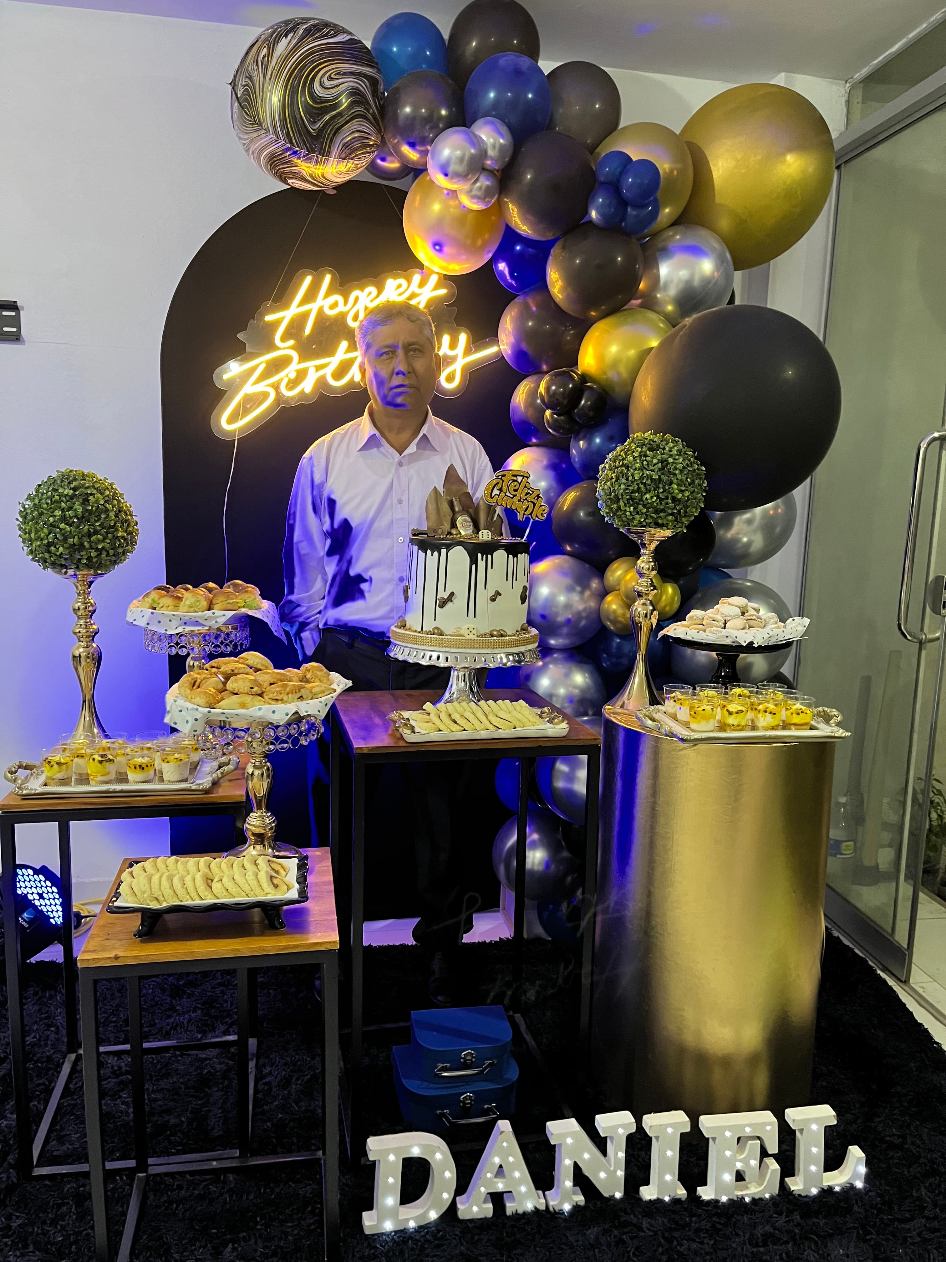 Celebrando su cumpleaños con su esposa y su nieto