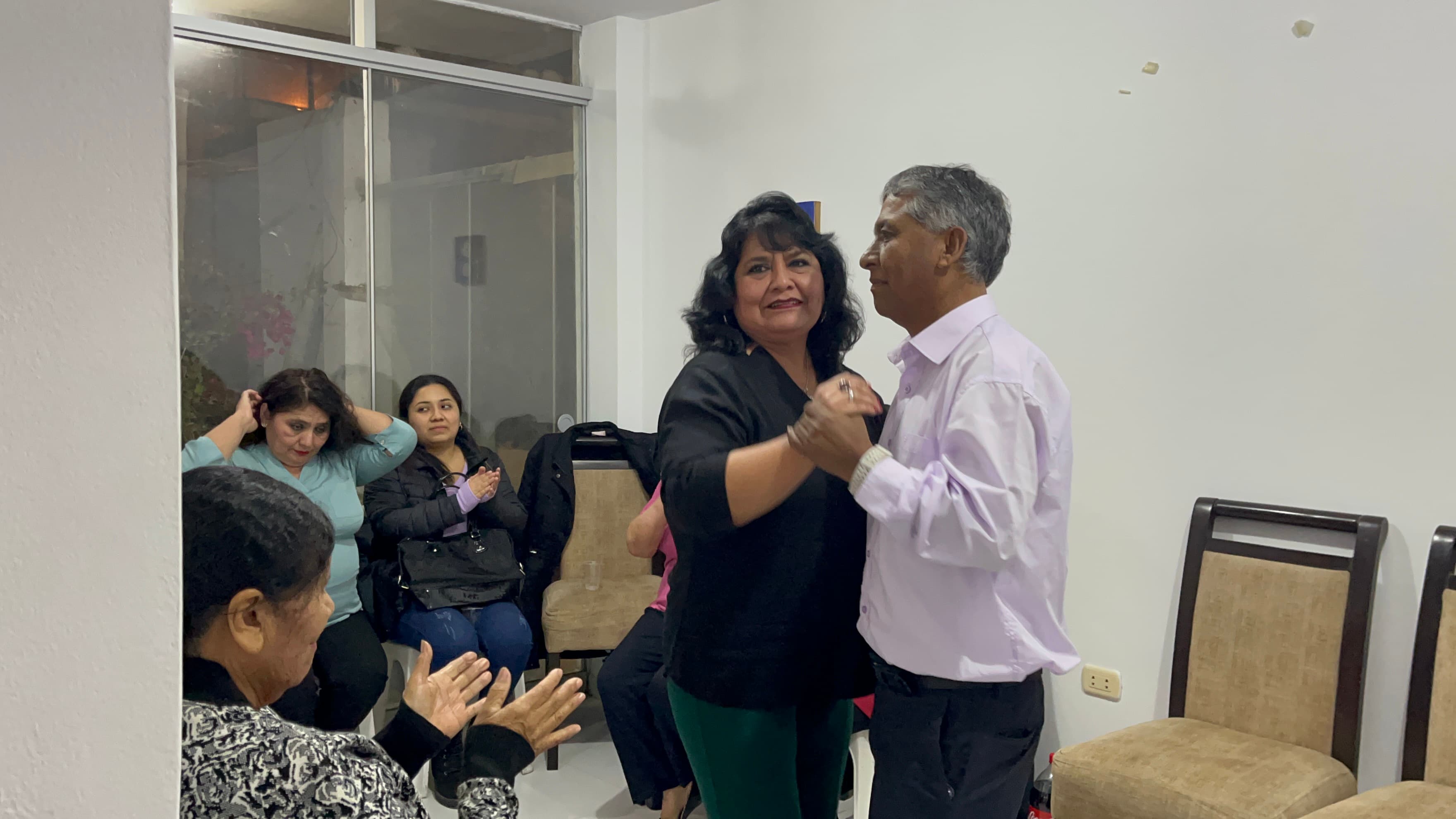 Bailando con su hermana